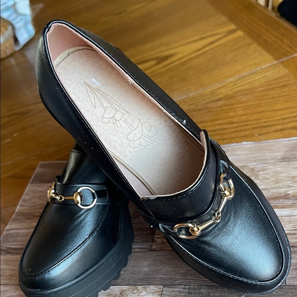 Chic Black Loafers with Gold Accents - Picture 6 of 9
